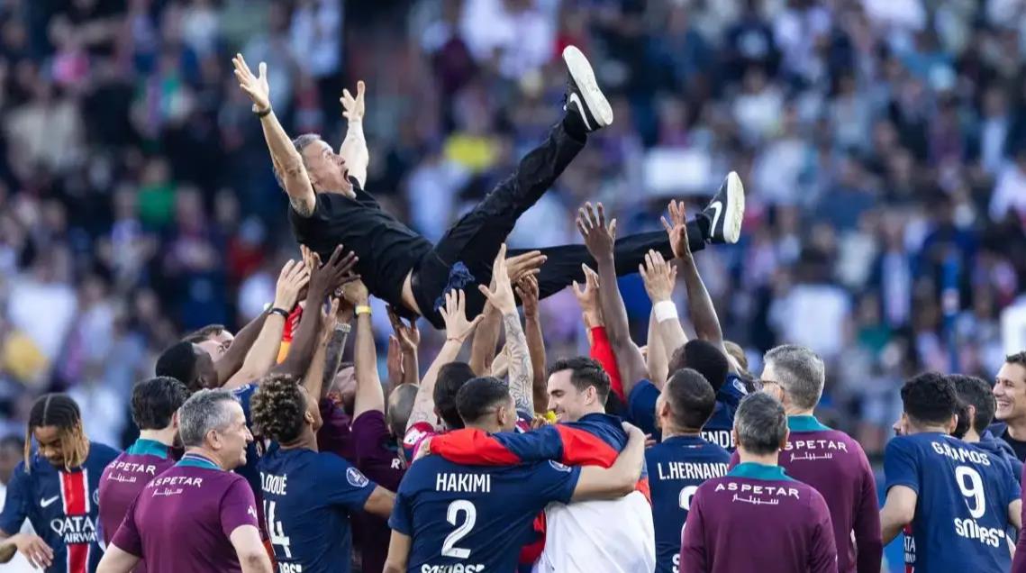 开云体育官网-巴黎圣日耳曼主场大捷，球员赛后激动庆祝胜利，我们其他提供他的方面.